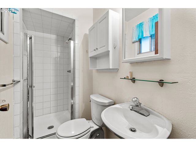 15690 S CARUS Rd, Oregon City, OR 97045