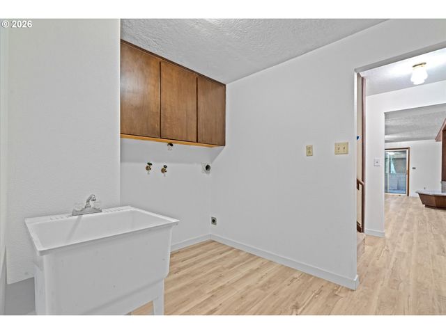 15690 S CARUS Rd, Oregon City, OR 97045