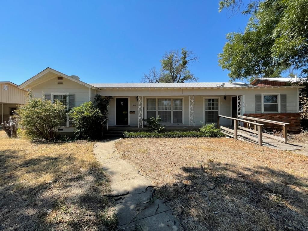 Image 1 of property listing at 405 N 3rd St, Ballinger, TX 76821