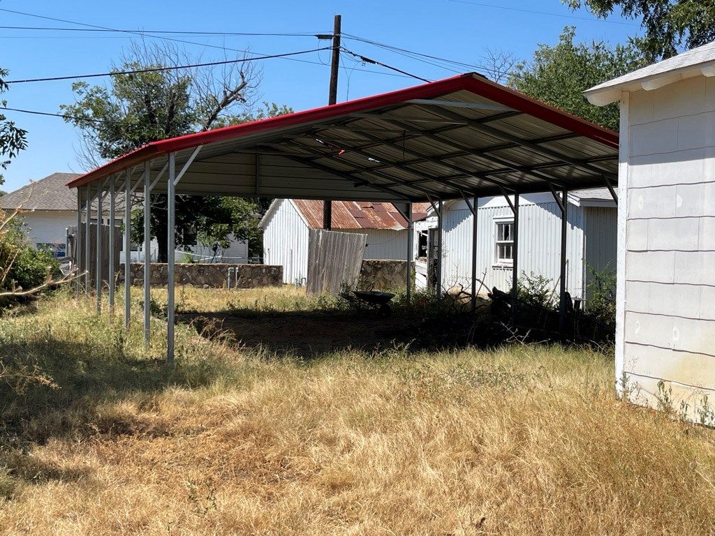 Image 27 of property listing at 405 N 3rd St, Ballinger, TX 76821