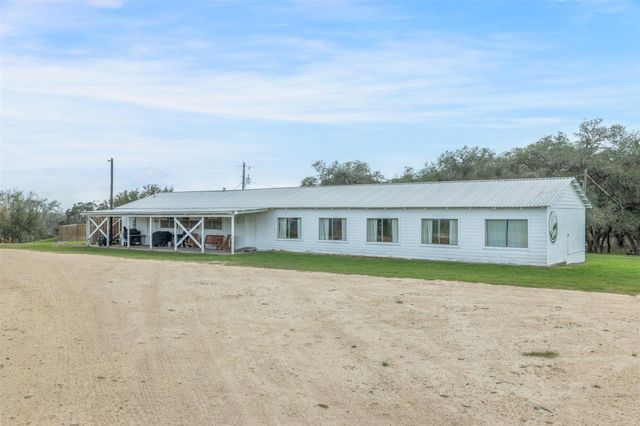 1115 County Rd 307, Alleyton, TX 78935