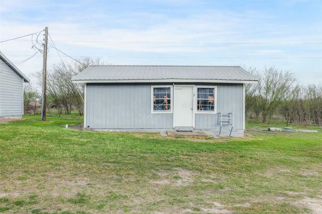 1115 County Rd 307, Alleyton, TX 78935