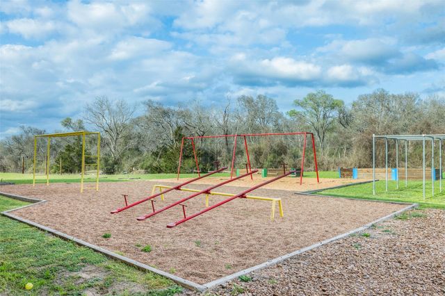 1115 County Rd 307, Alleyton, TX 78935