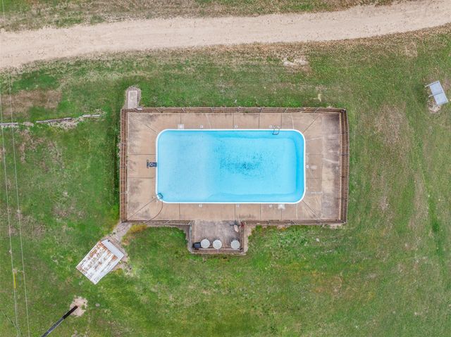 1115 County Rd 307, Alleyton, TX 78935