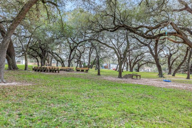 1115 County Rd 307, Alleyton, TX 78935