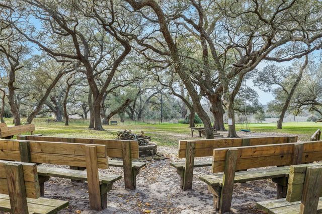 1115 County Rd 307, Alleyton, TX 78935