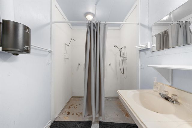 1115 County Rd 307, Alleyton, TX 78935