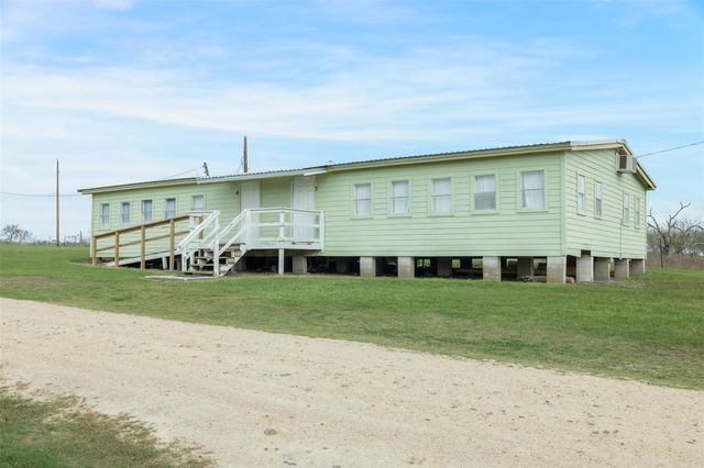1115 County Rd 307, Alleyton, TX 78935