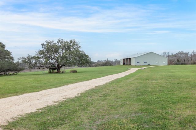 1115 County Rd 307, Alleyton, TX 78935