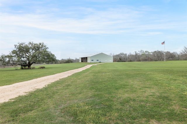 1115 County Rd 307, Alleyton, TX 78935
