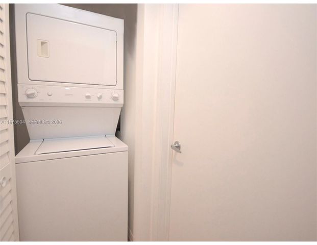 950 Brickell Bay Dr 3109, Miami, FL 33131