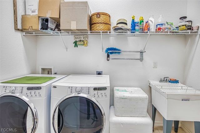 9710 Las Casas DR, Fort Myers, FL 33919