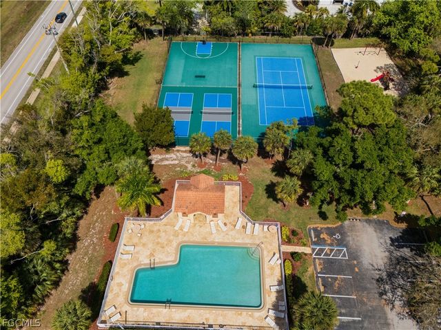 9710 Las Casas DR, Fort Myers, FL 33919