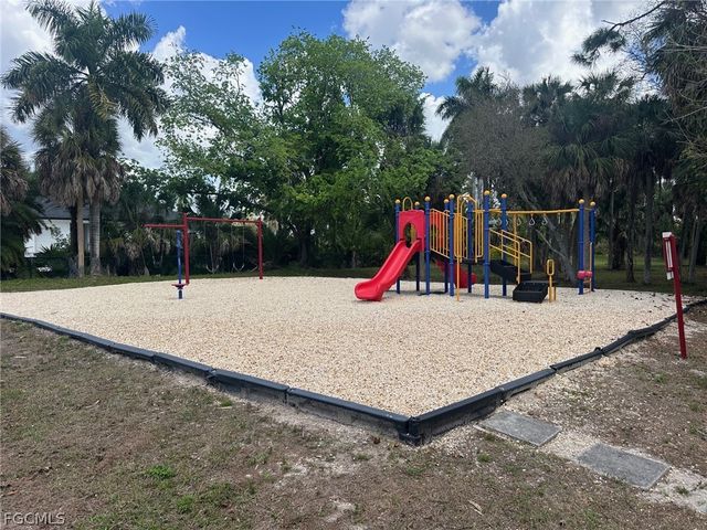 9710 Las Casas DR, Fort Myers, FL 33919