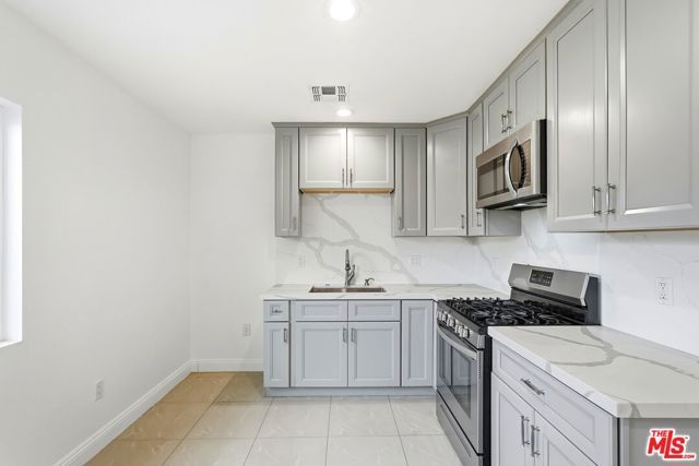 18149 Welby Way, Reseda (los Angeles), CA 91335