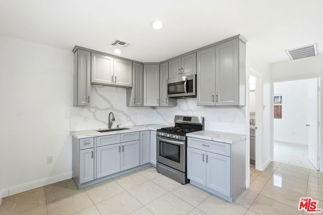 18149 Welby Way, Reseda (los Angeles), CA 91335