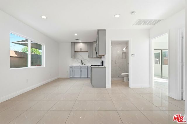 18149 Welby Way, Reseda (los Angeles), CA 91335