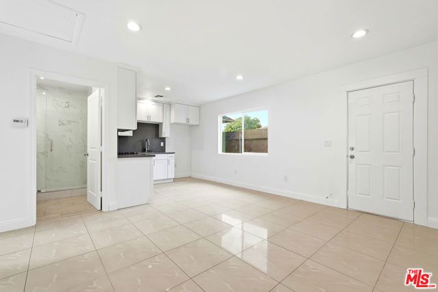 18149 Welby Way, Reseda (los Angeles), CA 91335