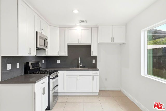 18149 Welby Way, Reseda (los Angeles), CA 91335