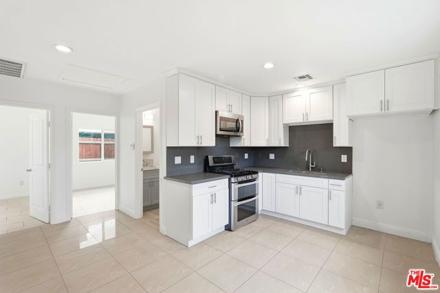 18149 Welby Way, Reseda (los Angeles), CA 91335