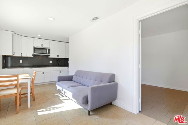 18149 Welby Way, Reseda (los Angeles), CA 91335