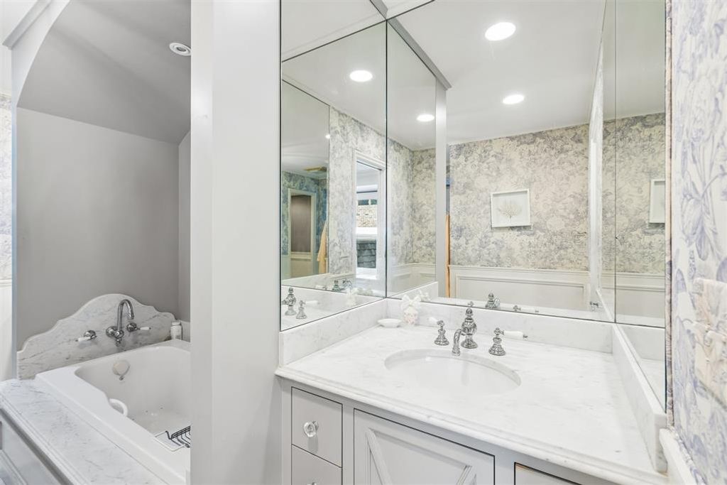 Image 27 of property listing at 6217 Claridge Court, Oklahoma City, OK 73118