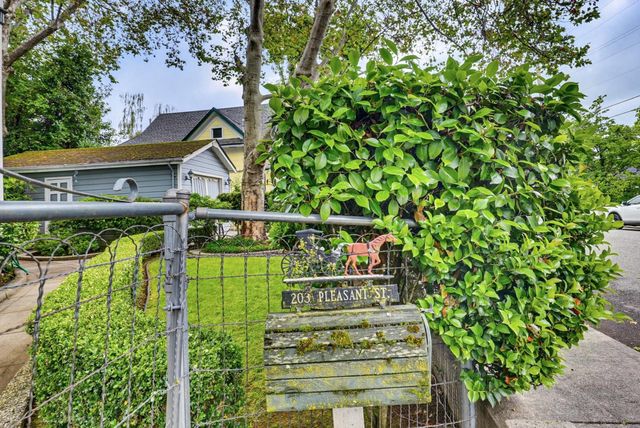203 Pleasant St, Grass Valley, CA 95945