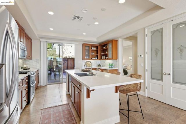 6472 Bayview Dr, Oakland, CA 94605