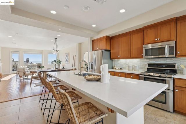 6472 Bayview Dr, Oakland, CA 94605