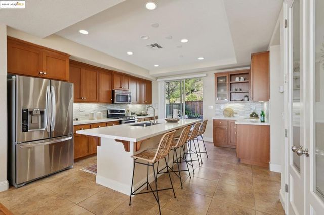 6472 Bayview Dr, Oakland, CA 94605