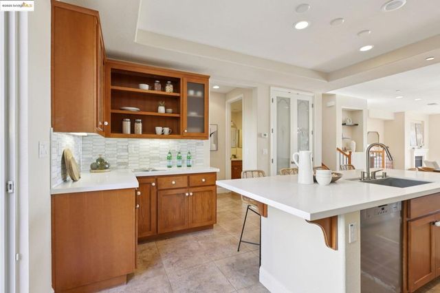 6472 Bayview Dr, Oakland, CA 94605