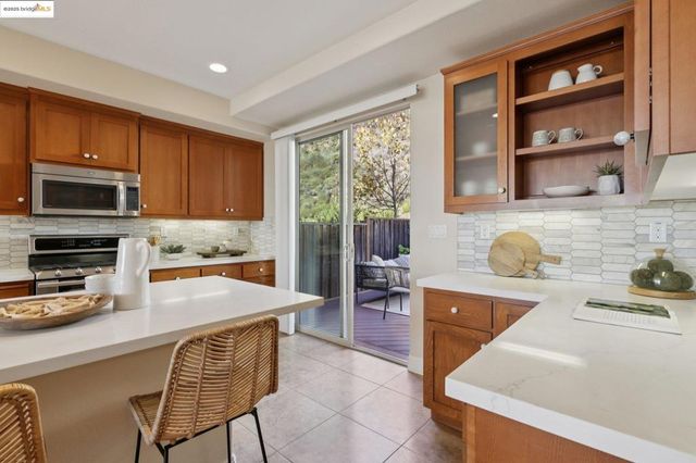 6472 Bayview Dr, Oakland, CA 94605