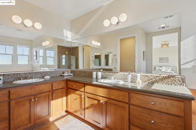 6472 Bayview Dr, Oakland, CA 94605