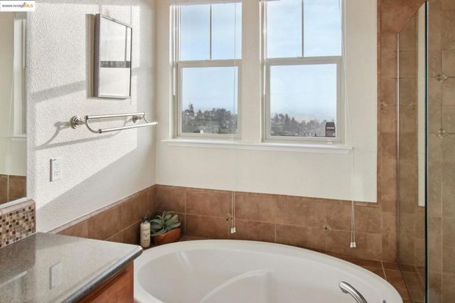 6472 Bayview Dr, Oakland, CA 94605