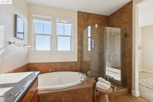 6472 Bayview Dr, Oakland, CA 94605