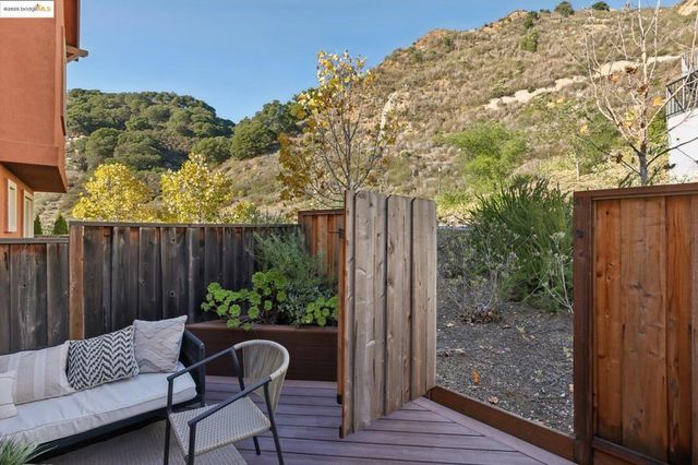 6472 Bayview Dr, Oakland, CA 94605