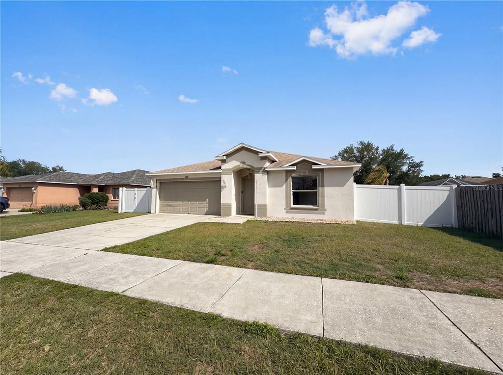 Image 3 of property listing at 4414 REYNOLDS CREEK AVENUE, Plant City, FL 33563