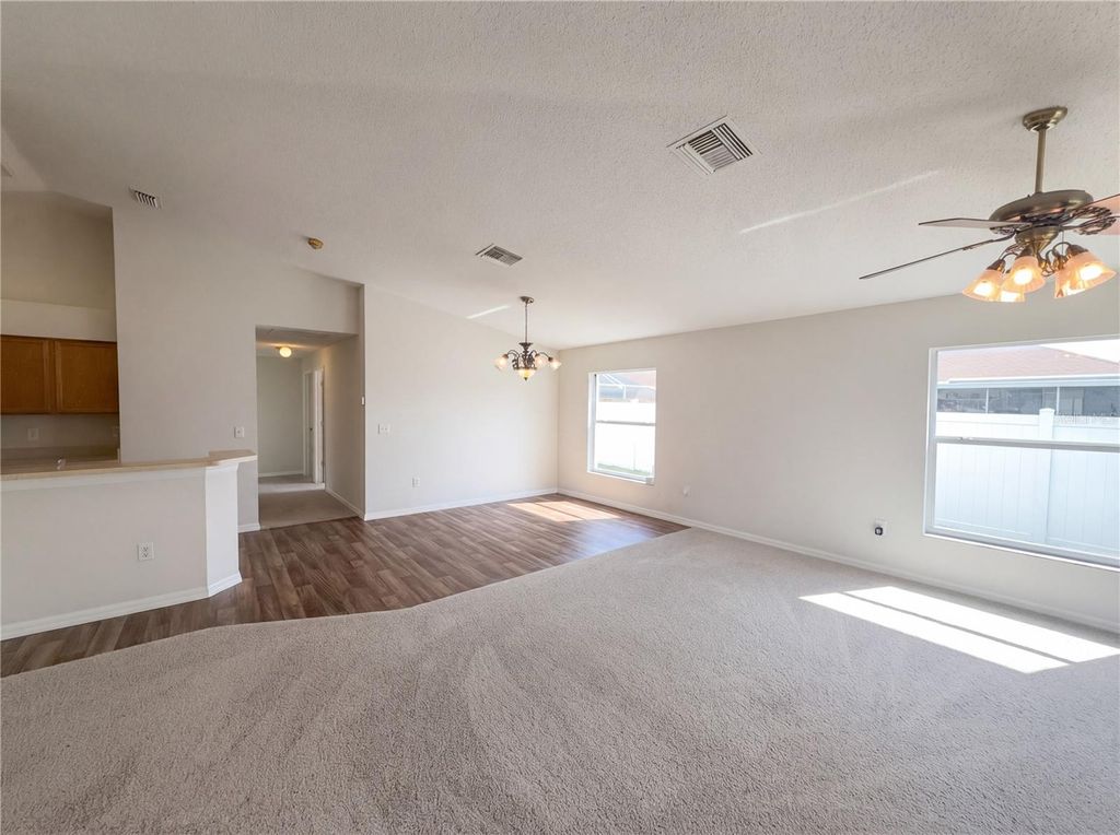 Image 6 of property listing at 4414 REYNOLDS CREEK AVENUE, Plant City, FL 33563