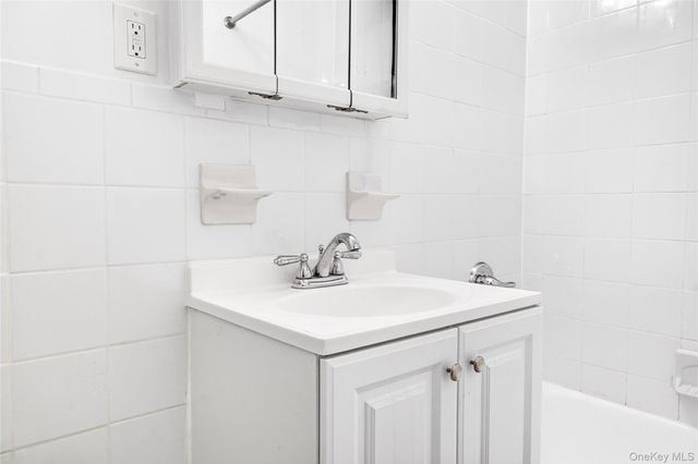 2244 Bronx Park E 5A, Bronx, NY 10467