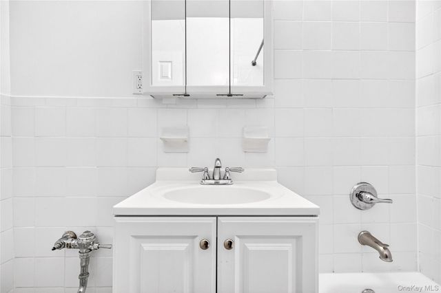 2244 Bronx Park E 5A, Bronx, NY 10467