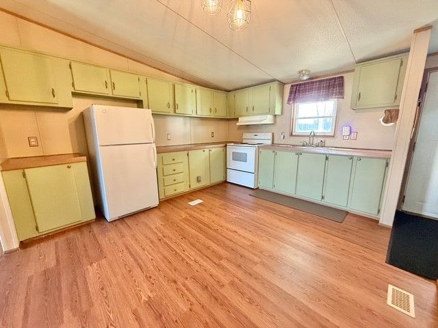 414 Gardner Center Rd, Shenango Twp, PA 16101