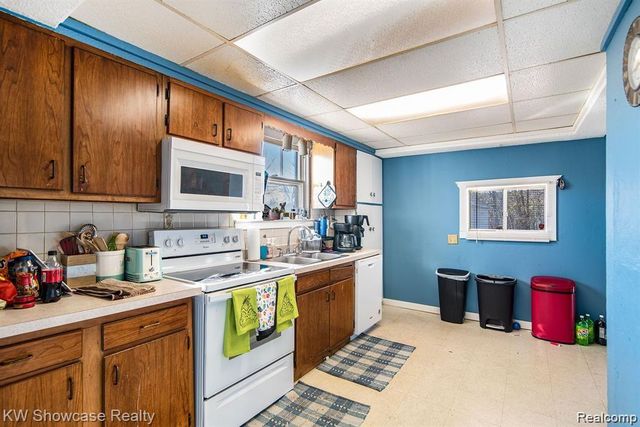 1261 W Grand Blanc Road, Grand Blanc, MI 48439