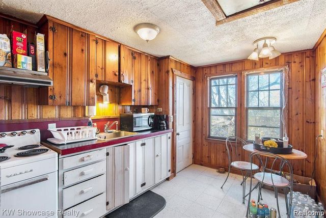 1261 W Grand Blanc Road, Grand Blanc, MI 48439