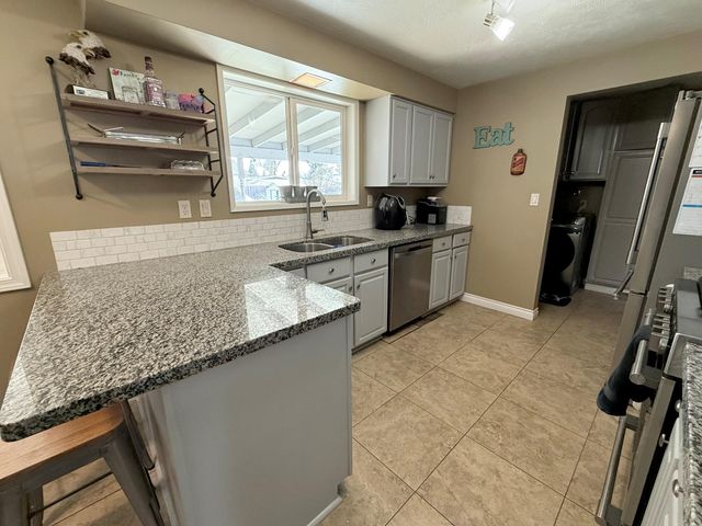 106 Victoria Way, Central Point, OR 97502