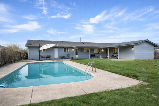 106 Victoria Way, Central Point, OR 97502