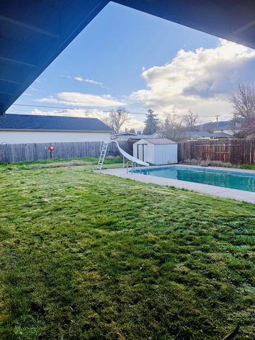 106 Victoria Way, Central Point, OR 97502