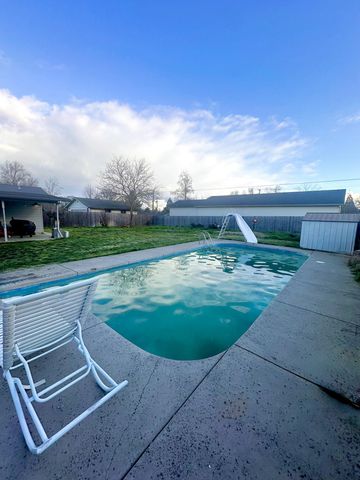 106 Victoria Way, Central Point, OR 97502