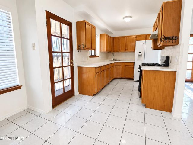 11829 HENRY PHIPPS Drive, El Paso, TX 79936
