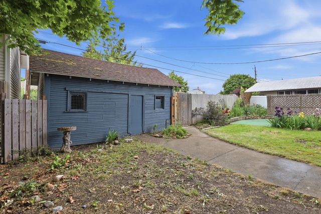 527 E Bridgeport Ave, Spokane, WA 99207