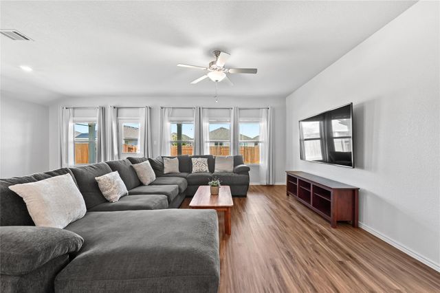 111 Pearland ST, Hutto, TX 78634